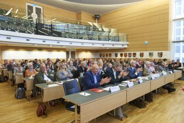 Zur OEG-Fachtagung im LWL-Landeshaus in Münster kamen Vertreter:innen aus verschiedenen Institutionen - von der Politik über Opferschutzverbände bis zur Fachmedizin - zusammen.<br>Foto: LWL