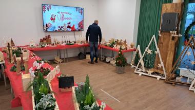 In der Cafeteria des neuen LWL-Therapiezentrums für Forensische Psychiatrie haben Mitarbeitende der Ergotherapie den Adentsbasar ausgerichetet. Dort können Patienten und Mitarbeitende Produkte einkaufen.<br>Foto: LWL