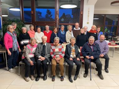 Gruppenfoto zum Abschied: Viele der zuletzt aktiven Mitglieder der Christlichen Krankenhaushilfe sind im Restaurant der LWL-Klinik Paderborn an der Agathastraße zu einem Abschiedsessen zusammengekommen.<br>Foto: LWL