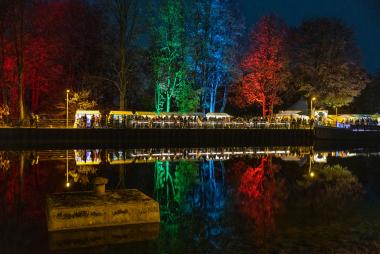 Mit einbrechender Dunkelheit wird das Gelände des Schiffshebewerks weihnachtlich beleuchtet.<br>Foto: LWL/Kreutzmann