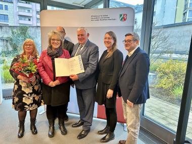 NRW-Gesundheitsminister Karl-Josef Laumann (3.v.r.) und Josef Neumann (r.), Vorsitzender des Gesundheitsausschusses des Landtags, überreichten den ersten Preis an (v.l.) Diana Becker, Ansprechpartnerin Beruf und Familie in der LWL-Klinik Dortmund, Angelika Lichte, Vertreterin des LWL-Referats für Chancengleichheit der LWL-Klinik Dortmund, Prof. Dr. Jens Bothe, Kaufmännischer Direktor der LWL-Klinik Dortmund (verdeckt), und an LWL-Gleichstellungsbeauftragte Melanie Hänsel.<br>Foto: MAGS NRW