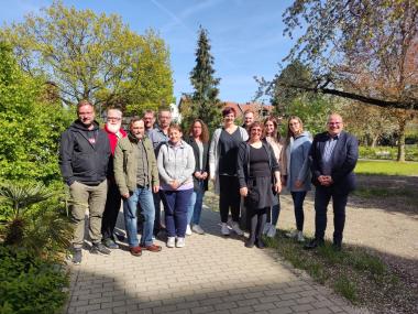 Die Teilnehmenden des Oasentages aus dem LWL-ZFP Lippstadt mit den beiden   Klinikseelsorgenden Friederike Schmidt (Lippstadt, 4.v.r.) und Björn Kölber (Marsberg, r.).<br>Bild: LWL