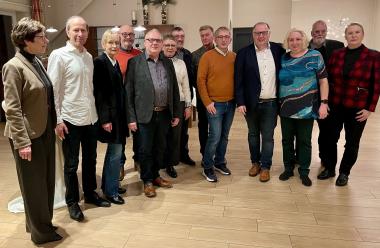 Verbunden mit dankenden Worten und kleinen Präsenten haben Bernd Wallenstein (2.v.r.), Stephan Deimel (4.v.r.) und Beatrix Mayer (l.) von der Betriebsleitung des LWL-Zentrums in Eickelborn die aktuellen Jubilar:innen und Rentner:innen zu einem geselligen Abendessen eingeladen.&lt;br&gt;Foto: LWL 