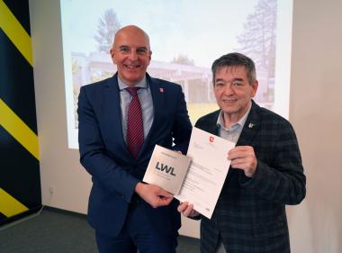 Dr. Georg Lunemann, der Direktor des LWL, war zu Besuch in Marl und hatte den Bewilligungsbescheid für das Projekt Marschall 66 mit im Gepäck. Marls Bürgermeister Werner Arndt und Kulturdezernentin Claudia Schwidrik-Grebe bedankten sich für die Förderung aus Münster.<br>Foto: Stadt Marl / Pressestelle.