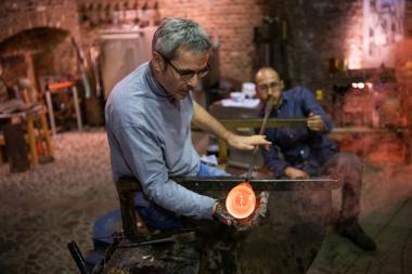 Die Glasmacher Korbinian Stöckle (vorn) und Rasit Rejwan vom LWL-Museum Glashütte Gernheim in Petershagen freuen sich mit der Community über Würdigung ihres Könnens durch die UNESCO.<br>Foto: LWL/Hübbe 