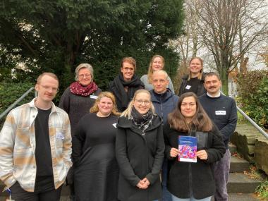 Das Organisationsteam der LWL-Klinik Dortmund um Pflegedirektorin Yvonne Auclair (Mitte oben). Mit dabei ist auch Monika Weisbauer (2.v.l.). Sie hielt einen Vortrag aus Erfahrenen-Perspektive mit dem Titel "Das Gras wächst nicht schneller, indem wir daran ziehen".<br>Foto: LWL/Herstell