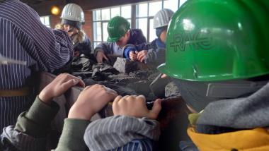 Bei der Führung "Weg des Bergmanns" dürfen die Kinder auch Kohle anfassen.<br>Foto: LWL