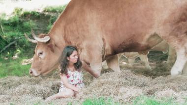 Der Kurzfilm "Wir Tiere" porträtiert zwei jungen Frauen, die mit Tieren zusammenleben - darunter Julie Siemering.<br>Bild: Filmstill aus "Wir Tiere" von Angelika Herta, Filmwerkstatt Münster.