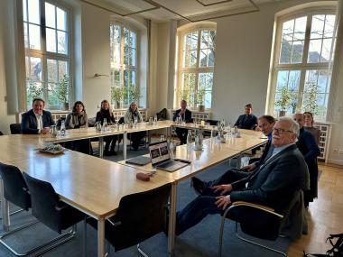Die Arbeitsgruppe Nachhaltigkeit des Deutschen Vereins für Krankenhaus-Controlling e.V. (DVKC) tagte am 7. Dezember 23 in der LWL-Klinik Münster und übermittelte ihre Glückwünsche zur Fertigstellung des ersten Nachhaltigkeitsberichtes an die LWL-Klinik.<br>Foto: LWL/Torres