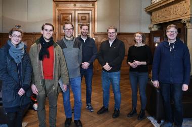Beim Ortstermin auf Burg Gemen: LWL-Restauratorin Stephanie Keinert, Graf Jakob von Landsverg-Velen, LWL-Materialexperte Björn Seewald, Fabian Winzen und Martin Dahlhaus von der Unteren Denkmalbehörde der Stadt Borken, Restauratorin Katharina Mackert, Restaurator Börries Brakebusch.<br>Foto: LWL/Stockmann