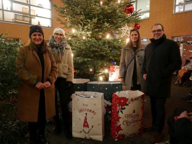 Freuten sich über prall gefüllte Geschenketüten: Christina Berghoff, Leitung LWL-Pflegezentrum Warstein, Marlene Alz,  Corinna Kotthoff, Pflegedienstleitung und Wolfgang Wiegelmann, Vorsitzender Stiftungsrat Bürgerstiftung Warstein.<br>Foto: LWL-Pflegezentrum Warstein