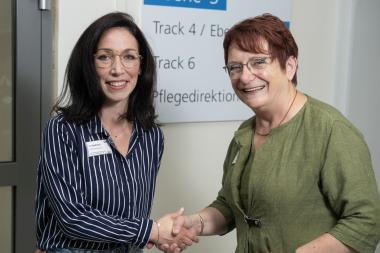 Pflegedirektorin Marion Brand gratuliert ihrer Nachfolgerin Andrea Marie Kleditzsch (links) nach der Wahl durch den LWL-Gesundheits- und Krankenhausausschuss.<br>Foto: LWL/Wäsche