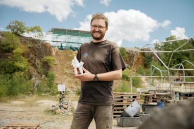 Der LWL-Paläontologe, Dr. Achim Schwermann, freut sich, mit dem Säugerzahn (im Bild ein vergrößertes Model davon) ein weiteres Kleinod aus der Zeit der Dinosaurier gefunden zu haben.<br>Foto: LWL/Steinweg