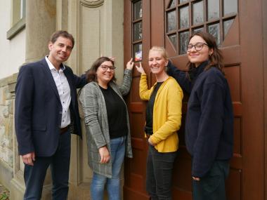 (von links) Tobias Brockmann, Kaufmännischer Direktor der LWL-Gesundheitseinrichtungen im Kreis Soest, und Lisa-Marie Dickhut, Vertreterin des Referats für Chancengleichheit im Kreis Soest, freuen sich über die ersten Aufkleber. Jana Hasejürgen und Charlotte Kaiser von der Initiative "blick*" hatten zum Start der Kampagne einen Workshop für die LWL-Mitarbeitenden angeboten.<br>Foto: LWL-Lippstadt