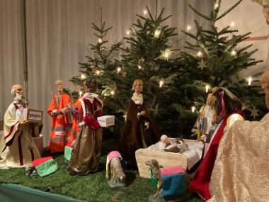 Die Könige mit ihren ungewöhnlichen Gaben. Die Schafe tragen bunte Decken.&lt;br&gt;Foto: LWL 