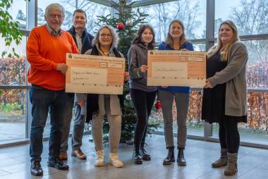 (v. l.): Franziska Bernhardt (stellvertretende Personalratsvorsitzende LWL-Klinikum Gütersloh, 1.v.r.) und Timo Siebert (Kaufmännischer Direktor LWL-Klinikum Gütersloh, 2.v.l.) übergaben die Spendensummen im Namen der Mitarbeitenden hier stellvertretend an Silke Hanheide und Joline Wagner (Soulbuddies e.V., 2. und 3.v.r.) sowie Arnold Bergmann und Marion Lückenotto (Hospiz- und Palliativ-Verein Gütersloh, 1. und 3.v.l.). Die anderen drei begünstigten Organisationen waren bei der symbolischen Übe 