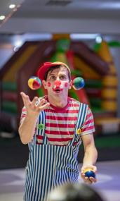 Mit diesen und weiteren Clownereien, Jonglagen und Ballonmodellen ist Lakis zu Gast im LWL-Museum Ziegelei Lage.<br>Foto: Pantelis Zikas / Hannover