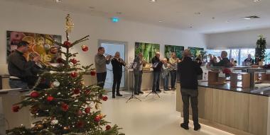 Der Posaunenchor Dortmund-Schüren bei seinem Überraschungskonzert im hauseigenen Restaurant der LWL-Klinik Dortmund.<br>Foto: LWL
