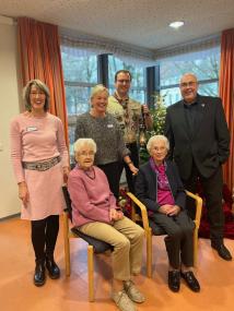 Pfadfinder Jakob Schrewe (Mitte) brachte das Friedenslicht in das LWL-Pflegezentrum, mit dabei u.a. der Bürgermeister der Stadt Warstein, Dr. Thomas Schöne, der Vertrauensperson der LWL-Tagespflege ist (rechts).<br>Foto: LWL-Pflegezentrum Warstein