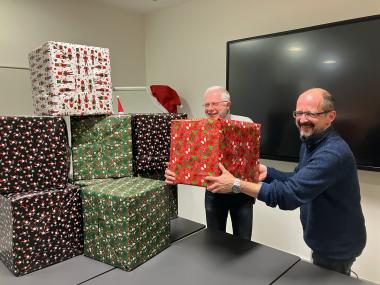 Hatten Spaß beim Einpacken Hubertus Gerlach und Dietmar Pingel (v. li.).<br>Foto: LWL/Nolte