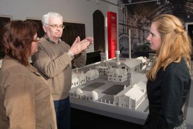 Rainer Miebach führt in Deutscher Gebärdensprache durch das LWL-Museum Zeche Zollern.<br>Foto: LWL