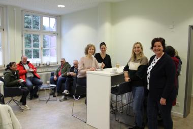Anne Rabeneck (vorne rechts) und Peter Thiemann (rote Jacke) haben zusammen mit den Mitarbeitenden der KJP den neuen Meeting Point eingeweiht.<br>Foto: LWL