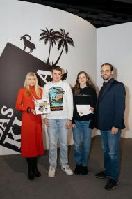 Patrick Böser (2.v.li.) und Jule Niemann (3.v.li.) freuten sich über das von der LWL-Kulturdezernentin Dr. Barbara Rüschoff-Parzinger überreichte Begleitbuch zur Klima-Ausstellung und die vom Museumsdirektor Dr. Jan Ole Kriegs überreichte Jahreskarte für die LWL-Museen.<br>Foto: LWL/Steinweg