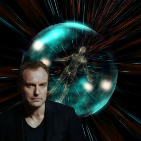 Mark Waschke liest im Planetarium in einer Science-Fiction-Live-Performance aus dem Buch von H.G. Wells.<br>Bild: AV Mediadesign Rocco Helmchen und Pascal Bünning