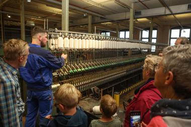 Im Textilwerk in Bocholt läuft am Donnerstag die zwölf Meter lange Ringspinnmaschine.<br>Foto: LWL / Betz