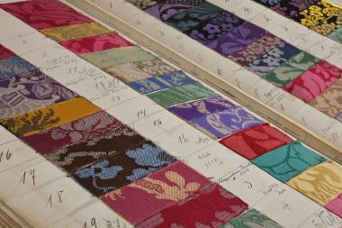 Blick in eines der vielen historischen Musterbücher aus, die zur Sammlung des Textilwerks gehören.<br>Foto: LWL 