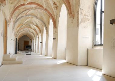 Beim inklusiven Rundgang durch den mittelalterlichen Kreuzgang erleben die Teilnehmerinnen und Teilnehmer die Architektur des ehemaligen Klosters Dalheim neu.<br>Foto: LWL/Kruck