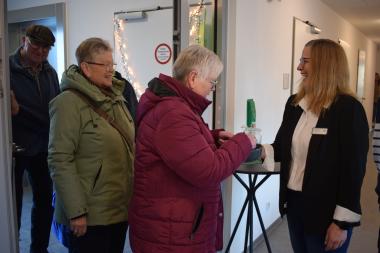 Gute Stimmung bei der Ausgabe der Tombola-Lose beim Winterzauber des LWL-Wohnverbundes Lippstadt.&lt;br&gt;Foto: LWL 