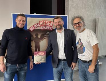 Sebastian Kehl (v.l./Sportdirektor bei Borussia Dortmund), Dr. Daniel Napieralski-Rahn (Kaufmännischer Direktor der LWL-Klinik Marl-Sinsen) und David Kadel (Autor und Mentaltrainer) begrüßten junge Patient:innen beim Mutmachevent in der LWL-Klinik Marl-Sinsen.<br>Foto: LWL/Seifert/Hekel