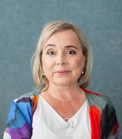 ChrisTine Urspruch liest im Planetarium aus "Alice im Wunderland".<br>Foto: CarolinWeinkopf
