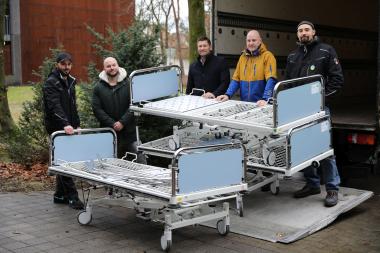Insgesamt neun Betten hat das LWL-Klinikum Gütersloh an den Verein Blau-Gelbes Kreuz gespendet. Das Foto zeigt bei der Übergabe (v. l.) die beiden LWL-Mitarbeitenden aus dem Bereich Technik, Manuel Krause und David Bünermann, den kaufmännischen Direktor Timo Siebert sowie Wolf Reyscher und Roman Ganovscii vom Verein Blau-Gelbes Kreuz.<br>Foto: LWL/Dresmann