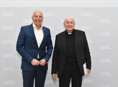 Zu einem Meinungsaustausch besuchte Münsters Bischof Dr. Felix Genn (rechts) den Direktor des Landschaftsverbandes Westfalen-Lippe (LWL), Dr. Georg Lunemann, im Landeshaus in Münster. Kirche und Kommunalverband hätten viele Berührungspunkte in ihrer Arbeit. Neben dem Austausch zu den Arbeitsfeldern Soziales, Pflege, Jugend und Gesundheit war die aktuelle gesellschaftspolitische Situation Gesprächsthema.<br>Foto: LWL