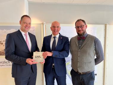 Dr. Georg Lunemann (m), der Direktor der LWL, überreichte den Bewilligungsbescheid an Bürgermeister Peter Weber (l.) und Museumsleiter Sebastian Luke (r.).<br>Foto: Kreisstadt Olpe