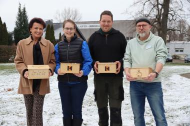 (v.l.) Sponsorin Margit Tönnies, Sternsinger-Koordinatorin Annette Rüsenberg, LWL-Mitarbeiter Michael Hofmann und LWL-Arbeitstherapeut Franz Rüther.<br>Foto: LWL/Dresmann