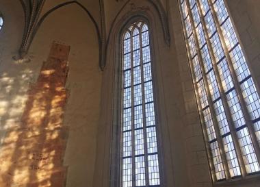 Es werde Licht in der Klosterkirche: An Maria Lichtmess erfahren Besucherinnen und Besucher, wie wichtig das Licht in allen Alltagsbereichen der Klosterbewohner war.<br>Foto: LWL/Kruck