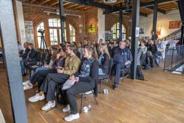 Die Teilnehmer:innen beim Kulturbrunch 2023 zum Thema "Let's Talk about Change! Impulse für eine nachhaltige, digitale Kulturarbeit".<br>Foto: LWL/Lindenbaum