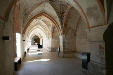 Bei der Führung durch die Klausur spüren Gehörlose und Hörende gemeinsam dem Leben in einem mittelalterlichen Kloster nach.<br>Foto: LWL/Katharina Kruck