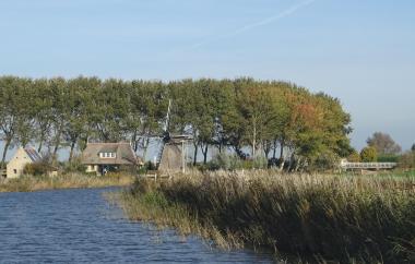 Karl-Heinz Czierpka nimmt die Zuhörer:innen mit auf die schmalen Wasserwege der Niederlande.<br>Foto: Czierpka