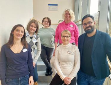(vl): Haben junge Patient:innen im Blick: Chefärztin Dr. Heidi Igl, Oberärztin Ionela Georgescu, Oberärztin Justyna Jarzombek, Stellvertretende Pflegedirektorin  Andrea Plechaty, Psychotherapeutische Fachleitung Anja Esch (vorne) und Oberarzt Baris Yildirim.<br>Foto: LWL/Hekel