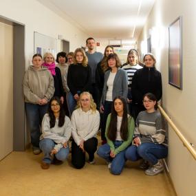 Gruppenfoto mit Lehrkräften und Vertreter:innen des LWL-Klinikums Gütersloh beim viertägigen Besuch des Pädagogik-Leistungskurses der Anne-Frank-Schule im Klinikum an der Buxelstraße.<br>Foto: LWL/Sallermann