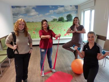 Bewegungstherapien unterschiedlichster Art gibt es bei Lisa Nückel (u.a. "Waldbaden"), Heidi Bastian, Maxine Elci und Natalie Römer.<br>Foto: LWL/Herstell