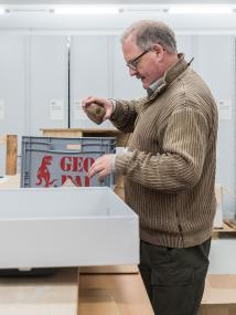 Dr. Lothar Schöllmann berichtet über die geowissenschaftliche Sammlung des LWL-Museums für Naturkunde.<br>Foto: LWL/Steinweg