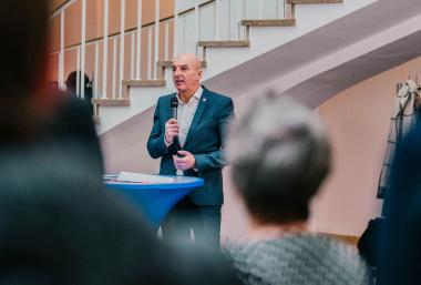 Dr. Georg Lunemann, der Direktor des LWL, eröffnete die Ausstellung "Werde Zweitzeug*in" im LWL-Landeshaus.<br>Foto: LWL/GUCC