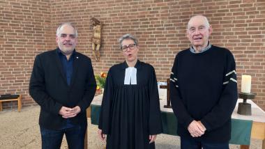 Michael Hofmann vom Westf. Ausschuss des Deutschen Evangelischen Kirchentages, Klinik-Pfarrerin Pfarrerin Anke Thimm und Organist Volker Linnigmann (v.l.)  stimmten die Gottesdienstbesucher auf den Kirchentag 2025 ein.<br>Foto: LWL/privat