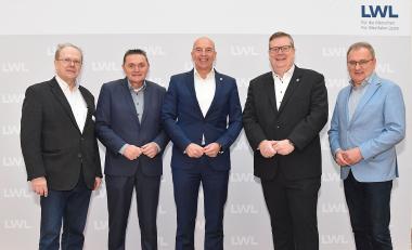 Bei einem Treffen ging es um den Weg zur Arbeit mit dem Linienbus für Menschen mit Behinderung. Von links: Michael Wedershoven vom LWL-Sozialdezernat, Nordkirchens Bürgermeister Dietmar Bergmann, der Direktor des LWL, Dr. Georg Lunemann, Aschebergs Bürgermeister Thomas Stohldreier, Helmut Sunderhaus, Fachbereichsleiter aus Ascheberg.<br>Foto: LWL
