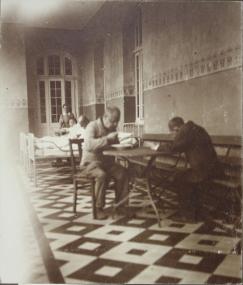 Eine seltene Alltagsfotografie zeigt Patienten der Warsteiner Heilanstalt beim Essen in den 1920er Jahren.<br>Foto: LWL